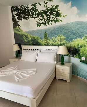 Familierom, balkong, sjøutsikt | Wi-fi (inkludert) og sengetøy