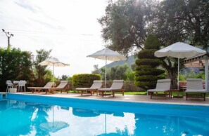 Una piscina al aire libre de temporada