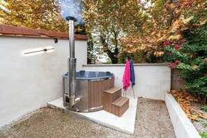Outdoor spa tub - A modern barn on the outskirts of Lyon (VOURLES)