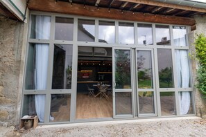 Outdoor dining - A modern barn on the outskirts of Lyon (VOURLES)