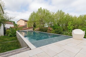 Pool - A modern barn on the outskirts of Lyon (VOURLES)