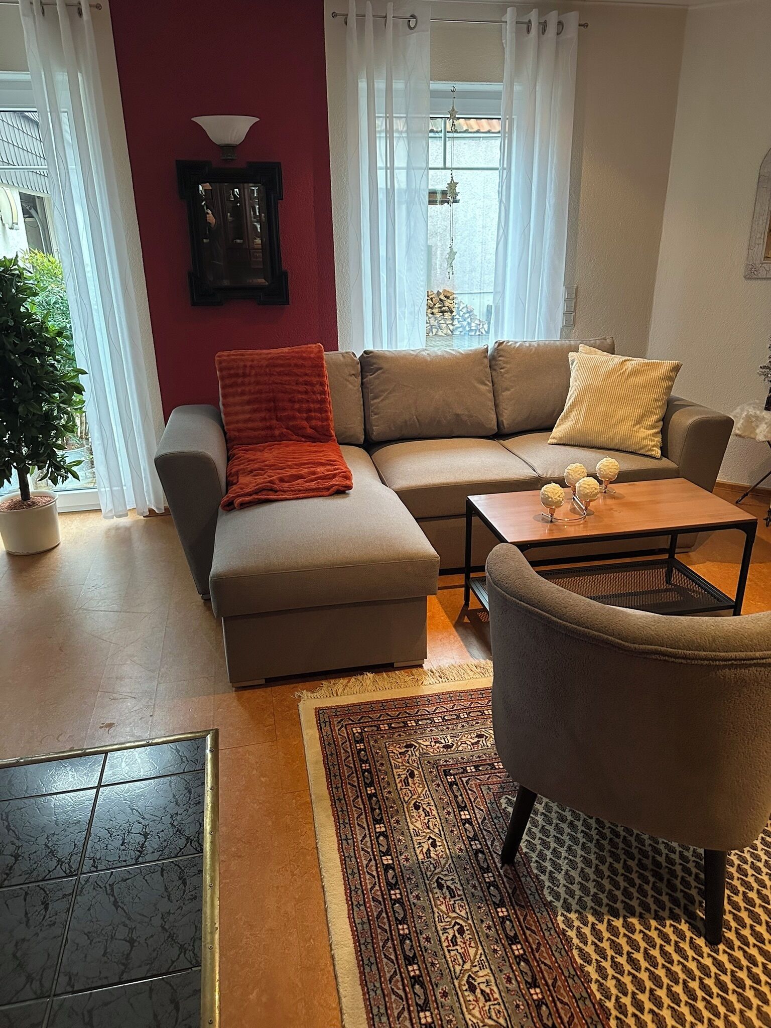 Fernseher, Kamin, Bücher