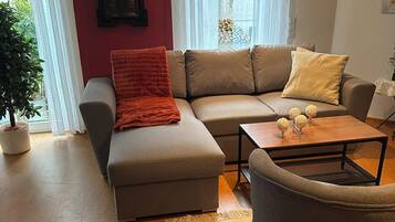 Fernseher, Kamin, Bücher