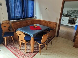 Dining - 5 minutes walk to Lake Chiemsee - large apartment with balcony and garden area (Chieming)