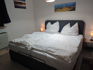 WiFi, bed sheets - 5 minutes walk to Lake Chiemsee - large apartment with balcony and garden area (Chieming)