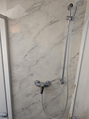 Dusche, HandtĂŒcher, Toilettenpapier