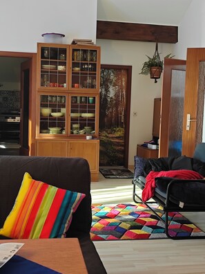 TV - 5 minutes walk to Lake Chiemsee - large apartment with balcony and garden area (Chieming)