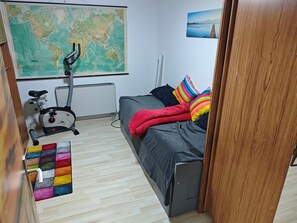 WiFi, bed sheets - 5 minutes walk to Lake Chiemsee - large apartment with balcony and garden area (Chieming)