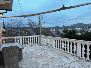 Outdoor dining - Cozy apartment for 2 pers with all amenities, 50 meters from the lake (Bilice)