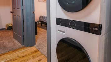 2 habitaciones, escritorio, tabla de planchar con plancha y wifi gratis