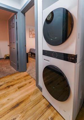 2 habitaciones, escritorio, tabla de planchar con plancha y wifi gratis 