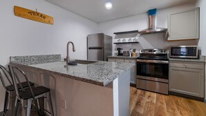 Private kitchen - Cozy retreat minutes from AT&T Stadium (Arlington)
