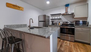 Refrigerador, microondas, horno y parrilla de estufa 