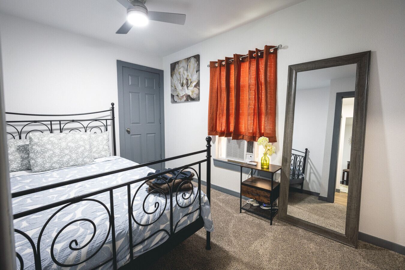 2 bedrooms, desk, WiFi