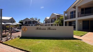 Exterior - Your Perfect Kalbarri getaway – Poolside Villa Near River, Shops & Beaches (Kalbarri)