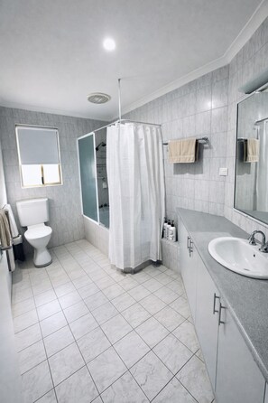 Hair dryer, towels - Your Perfect Kalbarri getaway – Poolside Villa Near River, Shops & Beaches (Kalbarri)