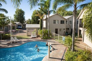 Pool - Your Perfect Kalbarri getaway – Poolside Villa Near River, Shops & Beaches (Kalbarri)