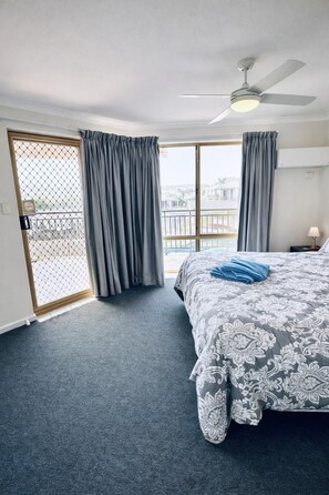 3 bedrooms, iron/ironing board, WiFi, bed sheets - Your Perfect Kalbarri getaway – Poolside Villa Near River, Shops & Beaches (Kalbarri)