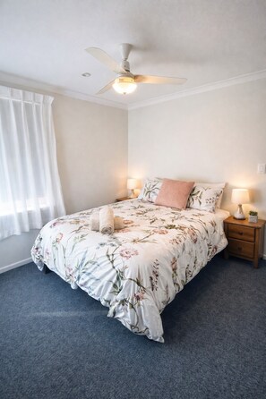 3 slaapkamers, een strijkplank/strijkijzer, wifi, beddengoed