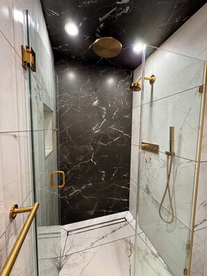 Shower, eco-friendly toiletries, hair dryer, towels - The 2020 PARK • Designed for Rest • Modern Coastal Sanctuary • Walk to Beach (Fort Lauderdale)