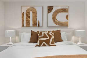 4 habitaciones, escritorio y tabla de planchar con plancha 