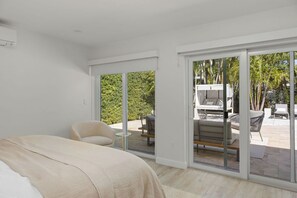 4 habitaciones, escritorio y tabla de planchar con plancha 