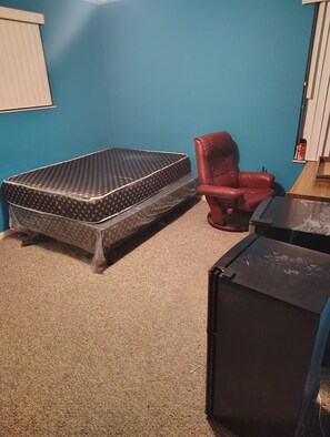 WiFi - Private room and bathroom for rent in large house quite owner lives on property (Tampa)