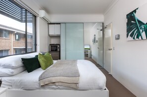 Apartment | 1 bedroom, laptop workspace, iron/ironing board, bed sheets - Cosy and Bright Studio Next to Westmead Hospital (Sydney)
