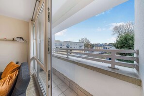 Property grounds - 2 bed Nine Elms Apartment with Balcony: Easy Access to City & Underground (London)