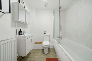 Shower, hair dryer, towels - 2 bed Nine Elms Apartment with Balcony: Easy Access to City & Underground (London)