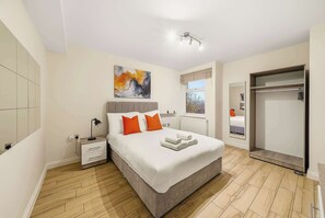 2 bedrooms, desk, iron/ironing board, WiFi - 2 bed Nine Elms Apartment with Balcony: Easy Access to City & Underground (London)