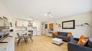 Un appartement moderne comprenant une cuisine, un coin repas et un salon.