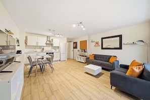 A modern apartment with a kitchen, dining area, and living room. - 2 bed Nine Elms Apartment with Balcony: Easy Access to City & Underground (London)