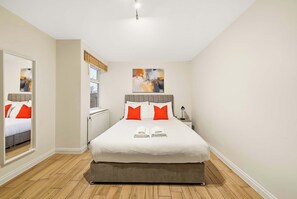 2 bedrooms, desk, iron/ironing board, WiFi - 2 bed Nine Elms Apartment with Balcony: Easy Access to City & Underground (London)