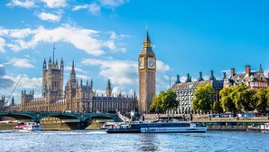 Une rivière où l’on peut voir des bateaux, un pont et des bâtiments historiques, dont le célèbre Big Ben.