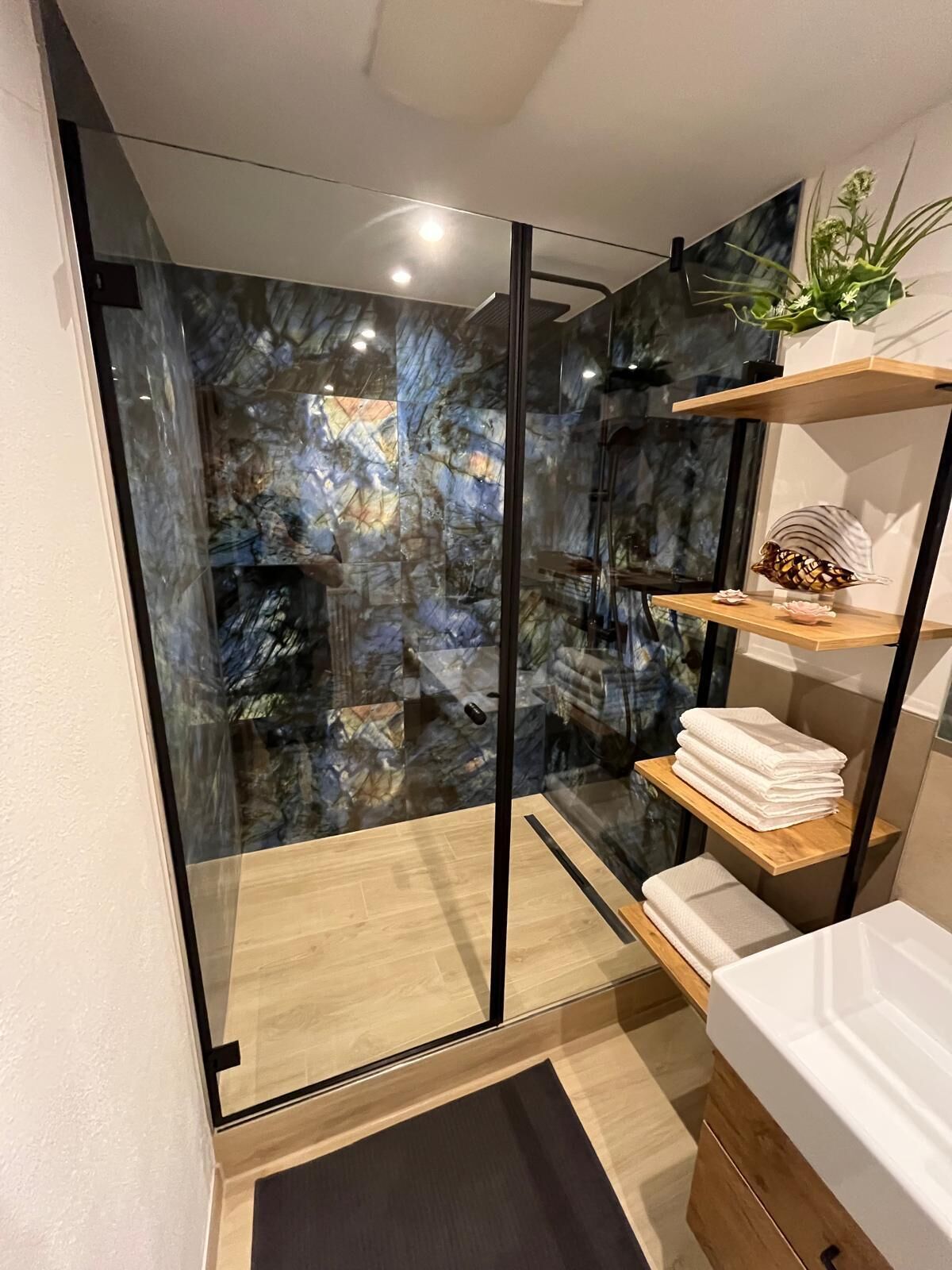 Dusche, Haartrockner, Handtücher, Toilettenpapier