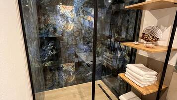 Dusche, Haartrockner, Handtücher, Toilettenpapier