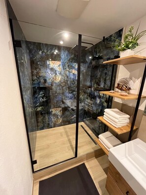 Dusche, Haartrockner, Handtücher, Toilettenpapier