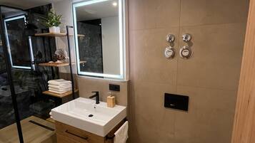 Dusche, Haartrockner, Handtücher, Toilettenpapier