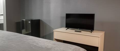 Iron/ironing board, Internet, bed sheets