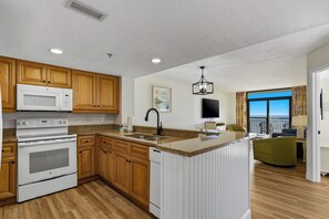 Coffee/tea maker, fridge, microwave, oven - 💎Oceanfront | Amazing Views | Relax in Luxury | Ocean Reef Resort 818💎 (Myrtle Beach)