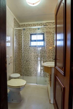 Dusche, Haartrockner, Handtücher, Seife