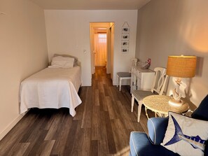 Iron/ironing board, free WiFi - MALU LANI Inn & Marina  (Bokeelia)