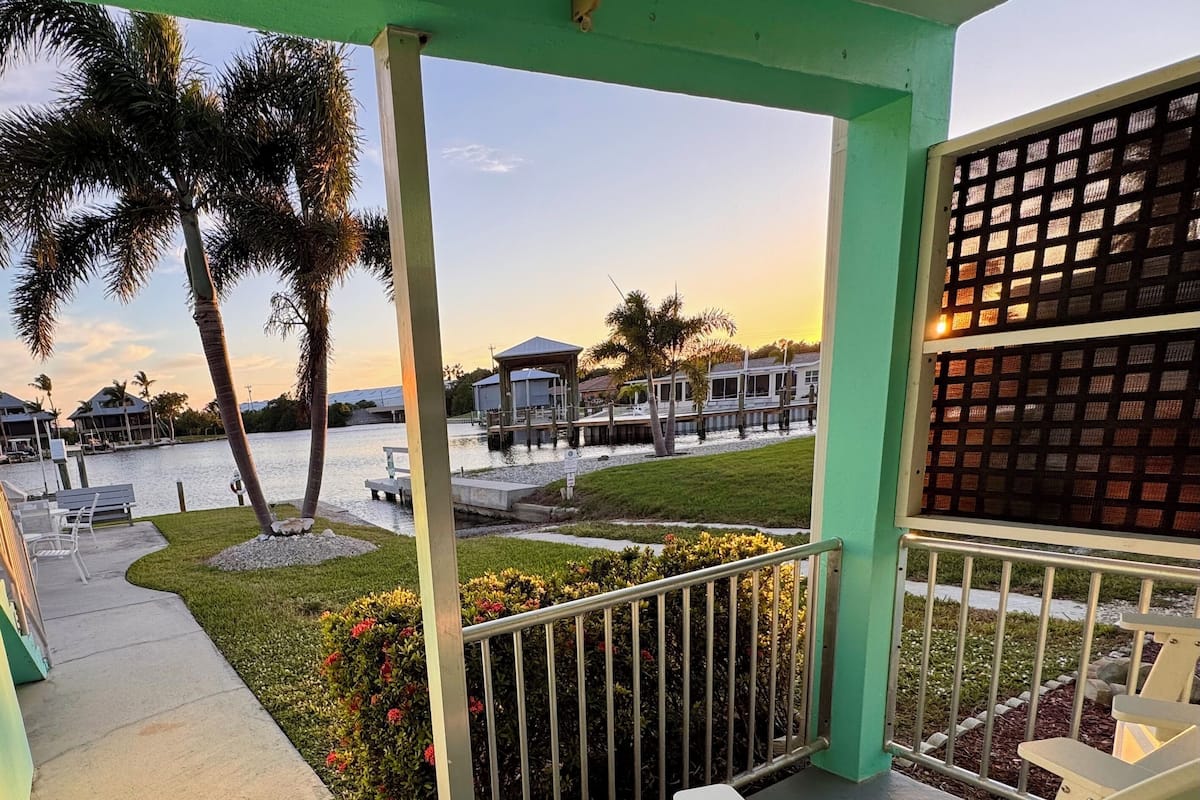 Departamento panorámico, 1 habitación, vista al puerto, sobre el agua | Tabla de planchar con plancha, wifi gratis y ropa de cama