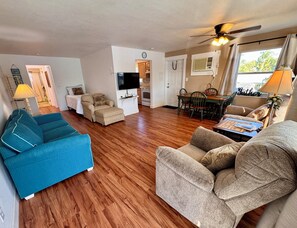 Panoramic Apartment, 1 Bedroom, Harbor View, Overwater | Living area | 52-inch Smart TV with cable channels - MALU LANI Inn & Marina  (Bokeelia)