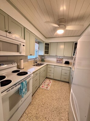 Iron/ironing board, free WiFi - MALU LANI Inn & Marina  (Bokeelia)