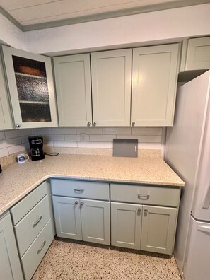 Private kitchen - MALU LANI Inn & Marina  (Bokeelia)