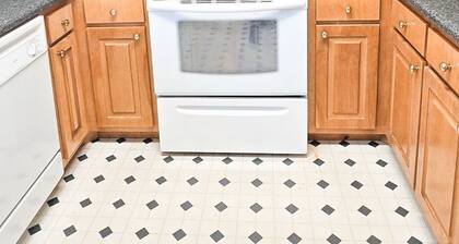 Serene 2-bedroom house with AC in charming Eastman