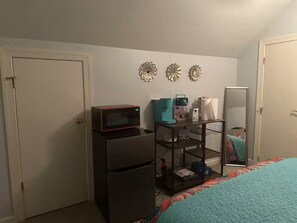 Iron/ironing board, Internet, bed sheets - Cozy private bedroom w/ full bath & free parking (Martinez)