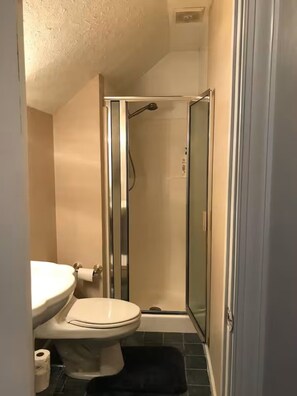 Hair dryer, towels, soap, toilet paper - Cozy private bedroom w/ full bath & free parking (Martinez)